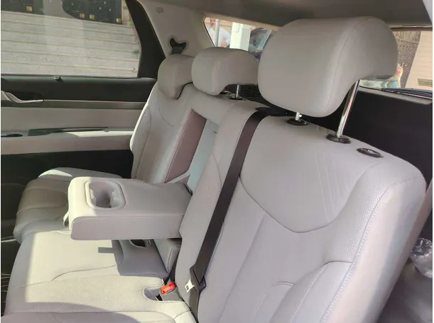Car image 18
