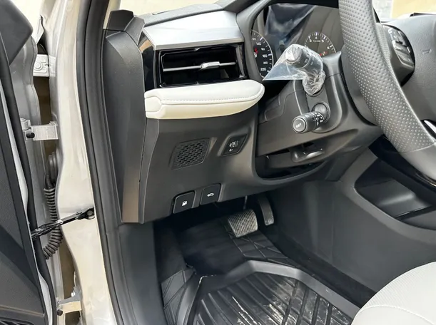 Car image 26