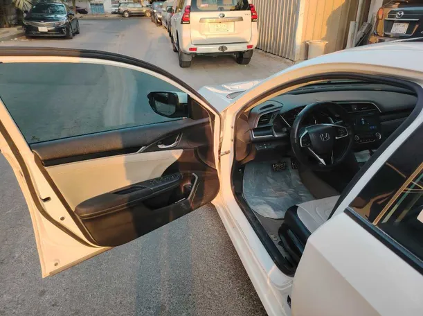 Car image 12