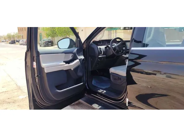 Car image 11