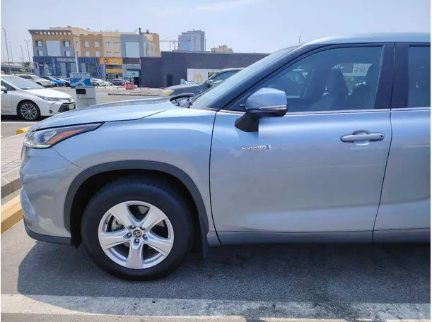 Car image 8