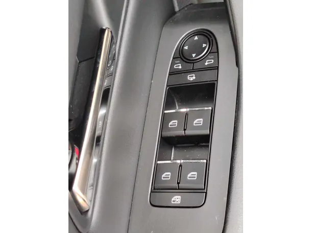 Car image 32