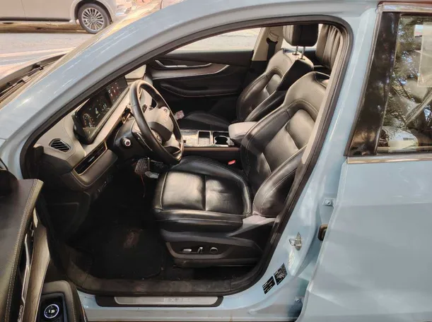 Car image 12