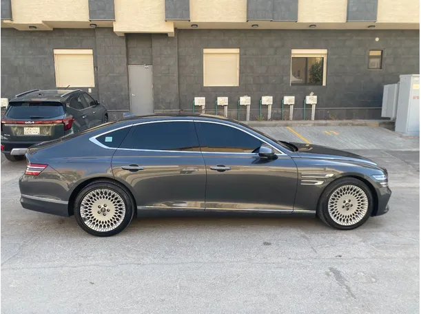Car image 4