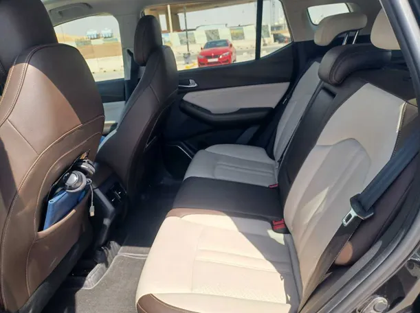 Car image 14