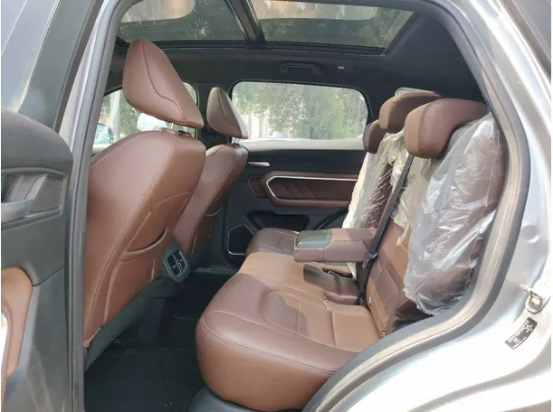 Car image 19