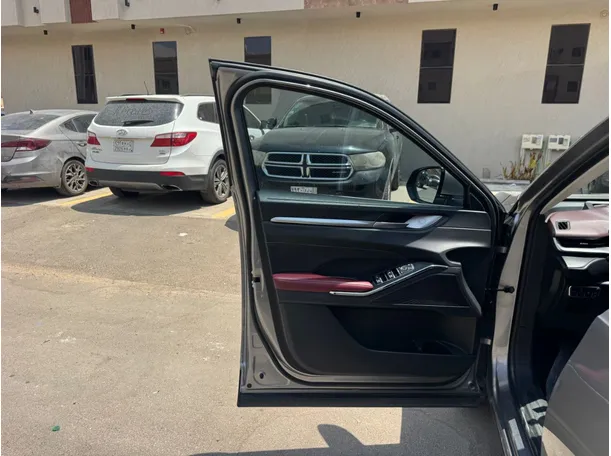 Car image 10