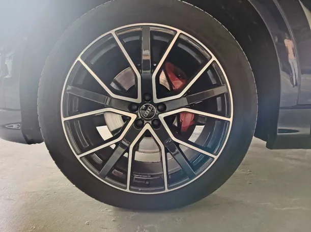 Car image 10