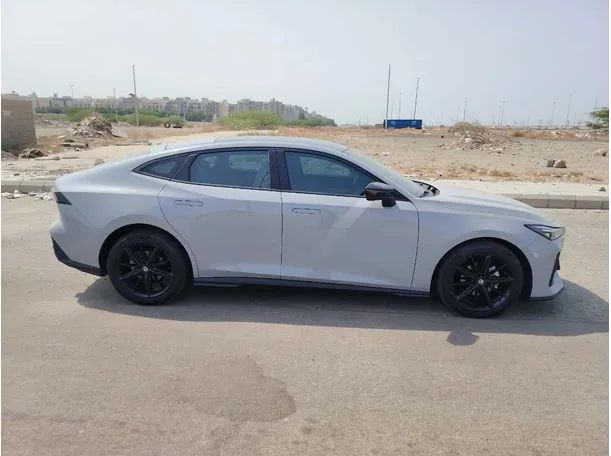 Car image 4