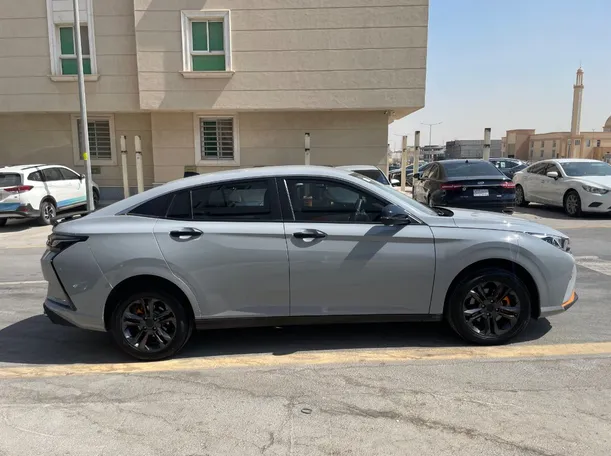 Car image 4