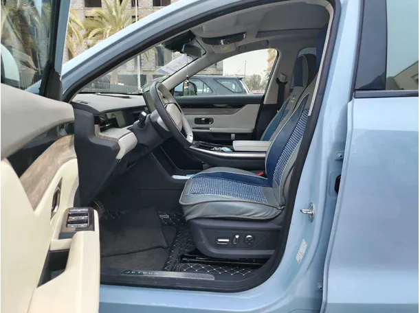 Car image 12