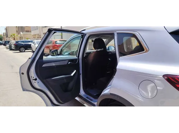 Car image 14