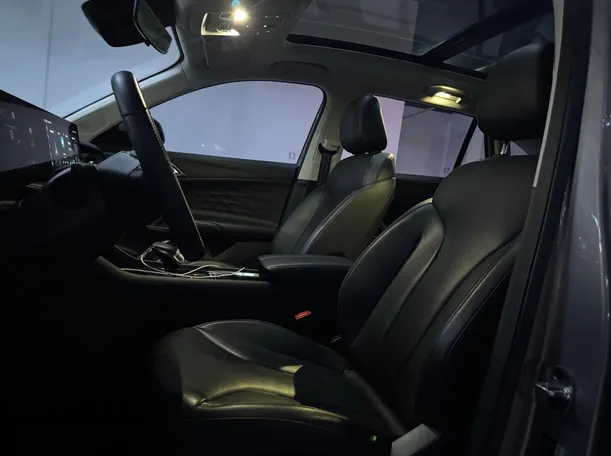 Car image 10