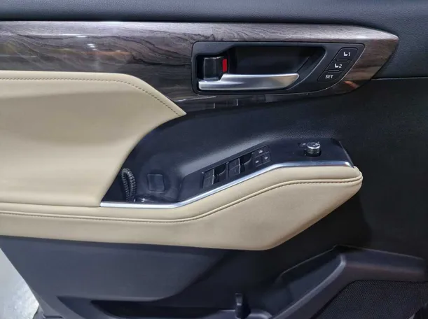 Car image 24