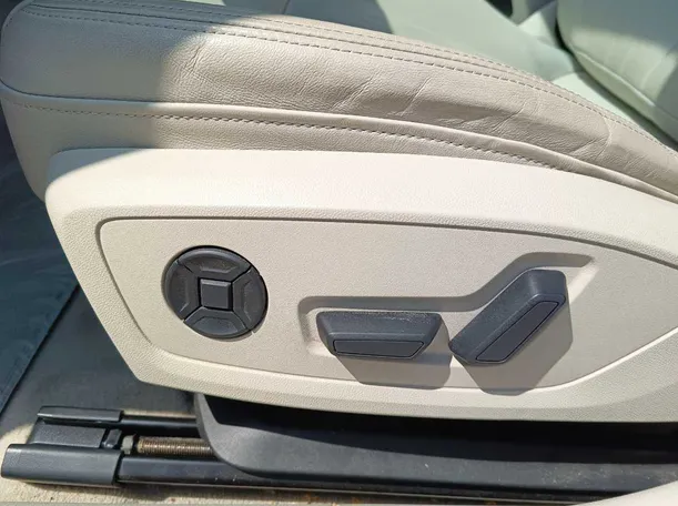Car image 32