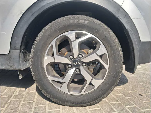 Car image 10