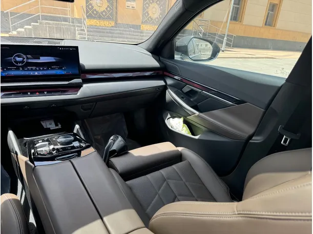 Car image 19