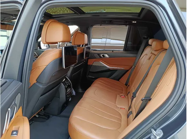 Car image 13
