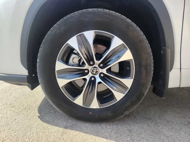 Car image 10