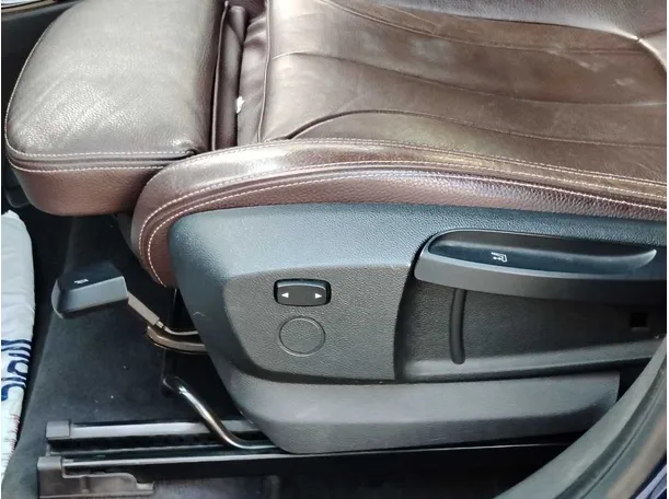 Car image 30