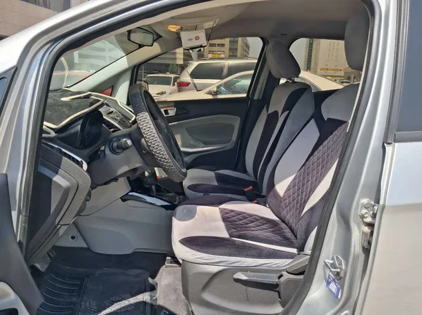 Car image 12