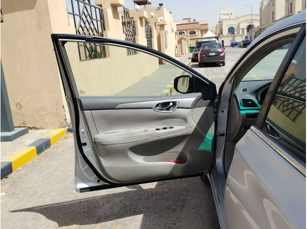 Car image 12