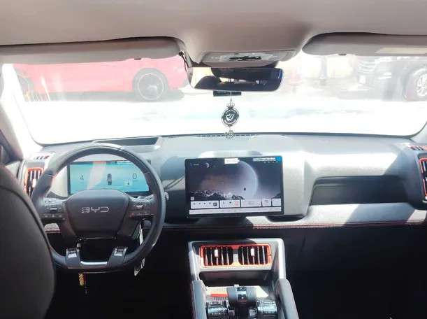 Car image 13