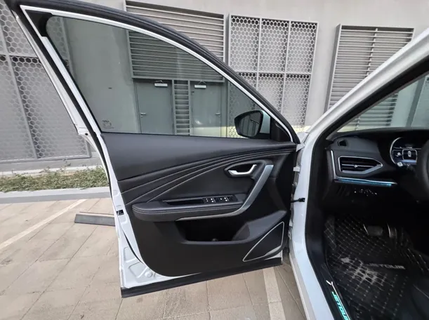 Car image 9