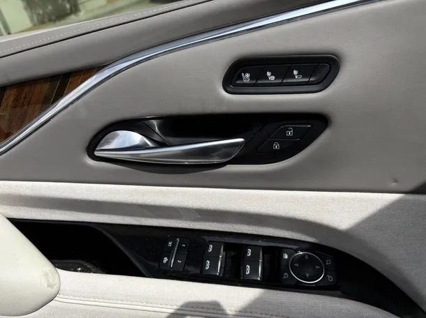 Car image 27