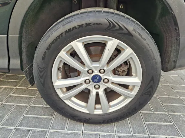 Car image 9