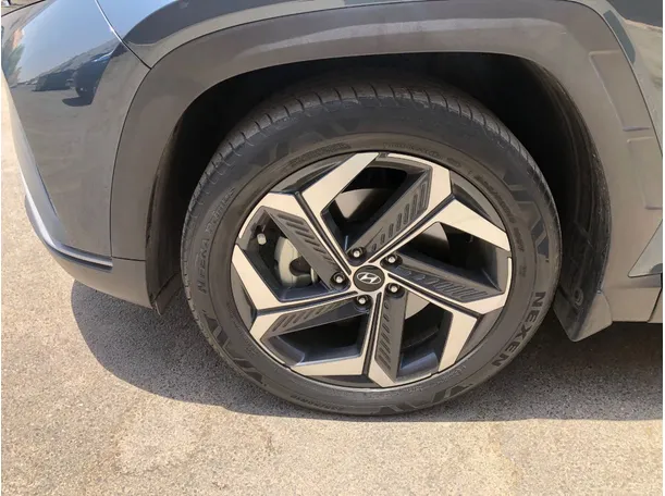 Car image 10