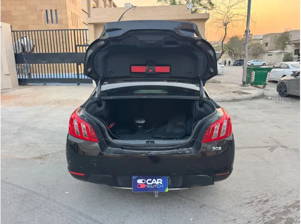Car image 19