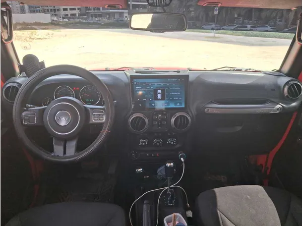Car image 14