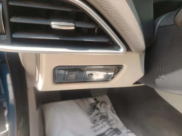 Car image 28