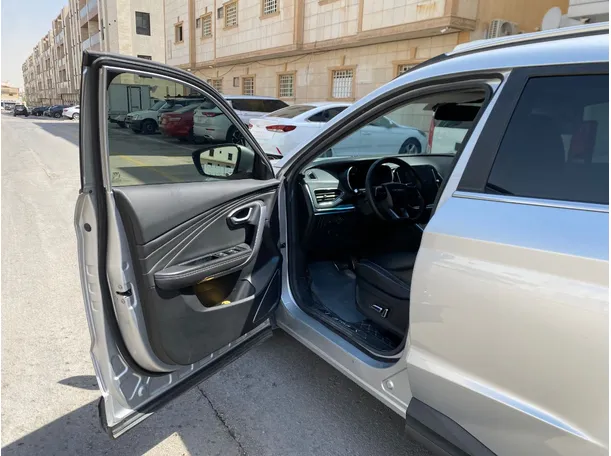 Car image 10