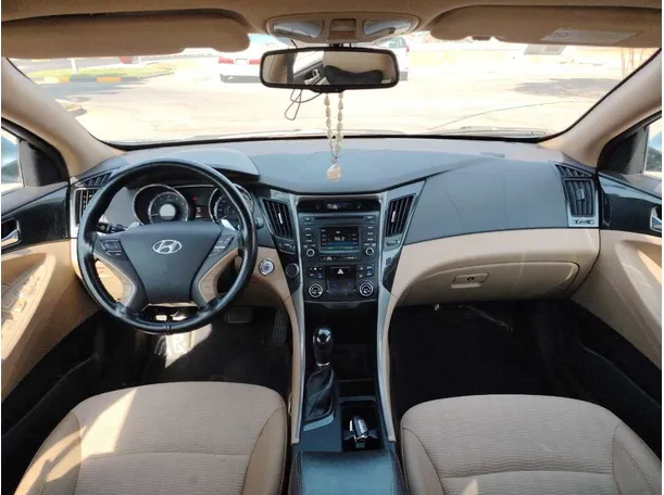 Car image 19