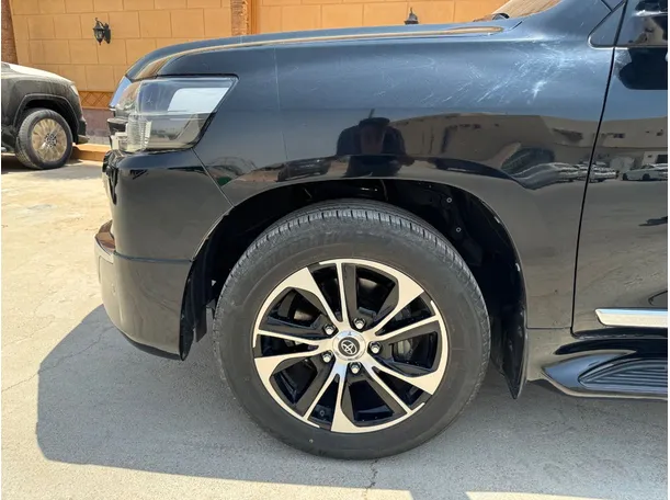 Car image 8