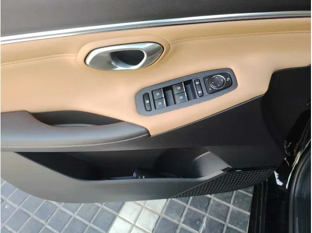 Car image 34