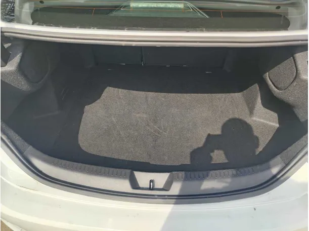 Car image 32
