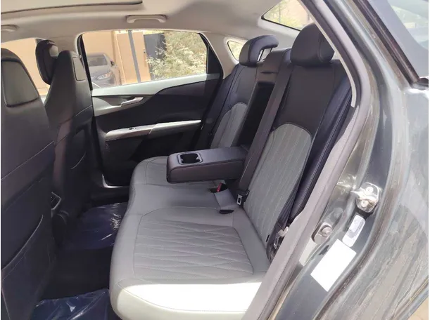 Car image 16