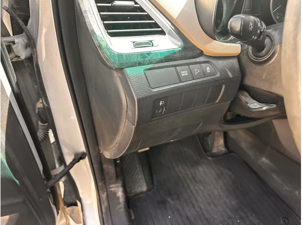 Car image 26