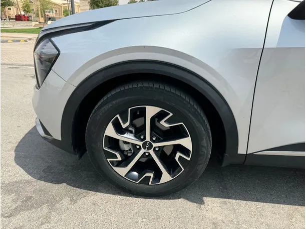 Car image 9
