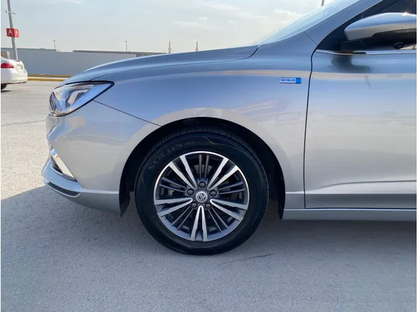 Car image 9