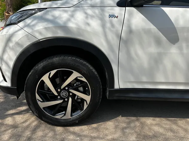 Car image 9