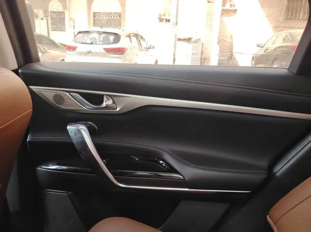 Car image 40