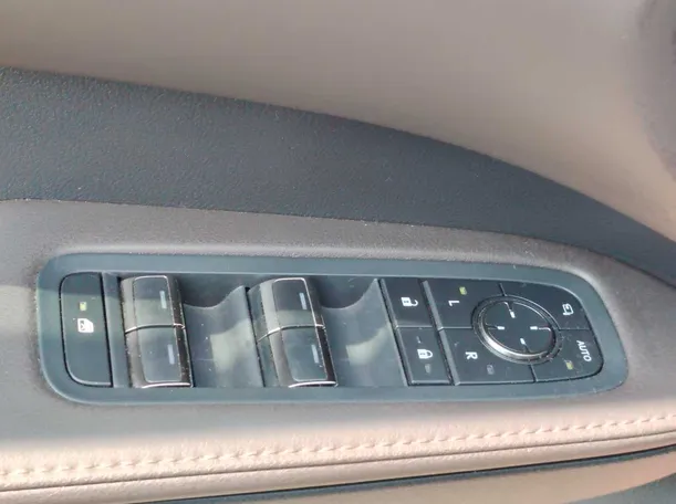 Car image 27