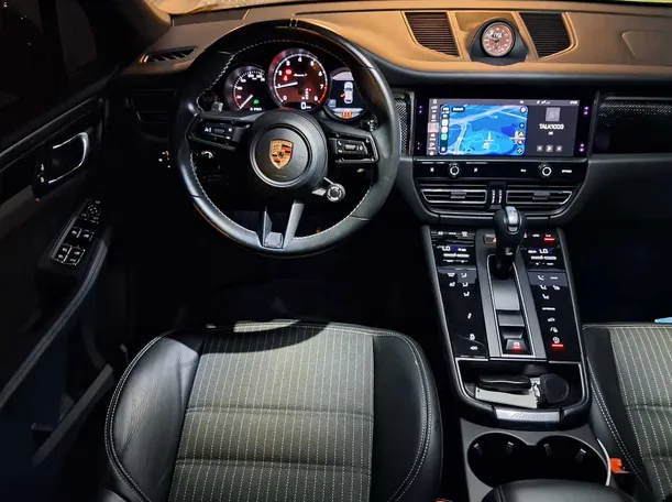 Car image 16