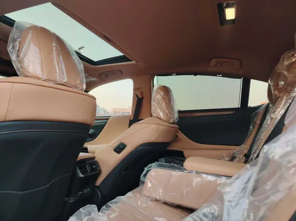 Car image 19