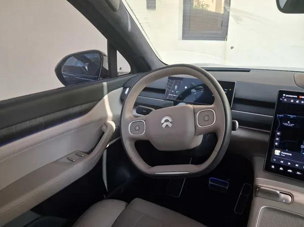 Car image 25