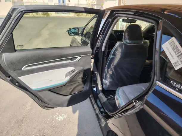 Car image 16